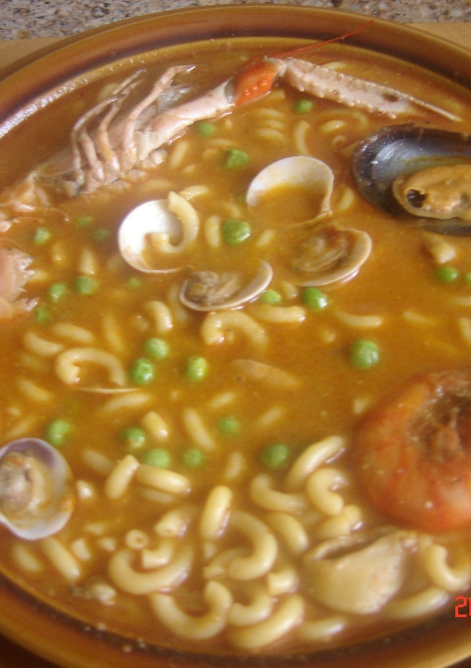 Una foto de Fideos a la cazuela marinera