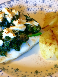Una foto de Bacalao a la espalda gratinado con espinacas