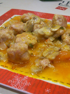 Una foto de Albóndigas con champiñones y vino