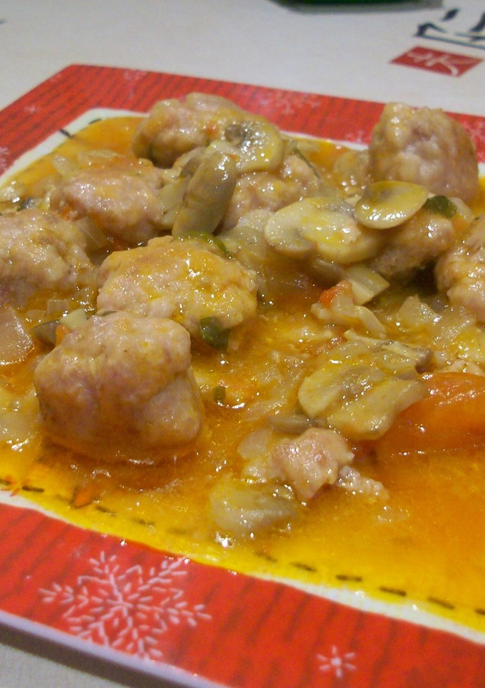 Una foto de Albóndigas con champiñones y vino