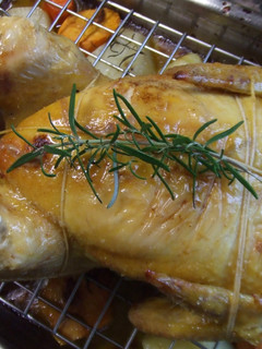 Una foto de Pollo de corral relleno con tubérculos asados