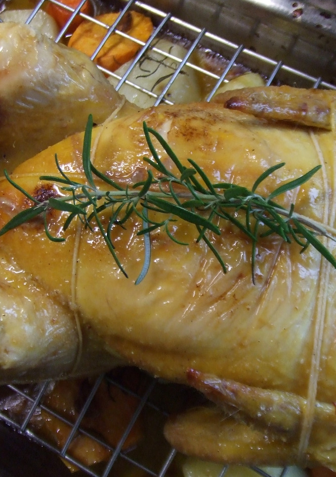 Una foto de Pollo de corral relleno con tubérculos asados