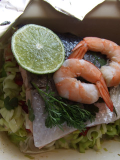 Una foto de Salmón con langostinos y verduras