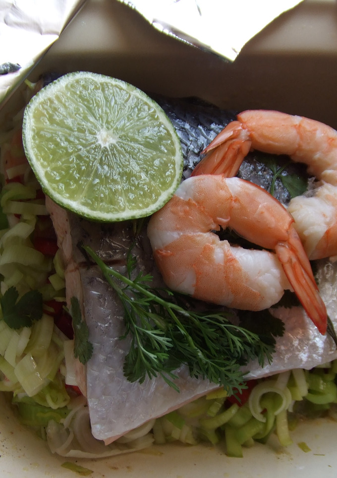 Una foto de Salmón con langostinos y verduras