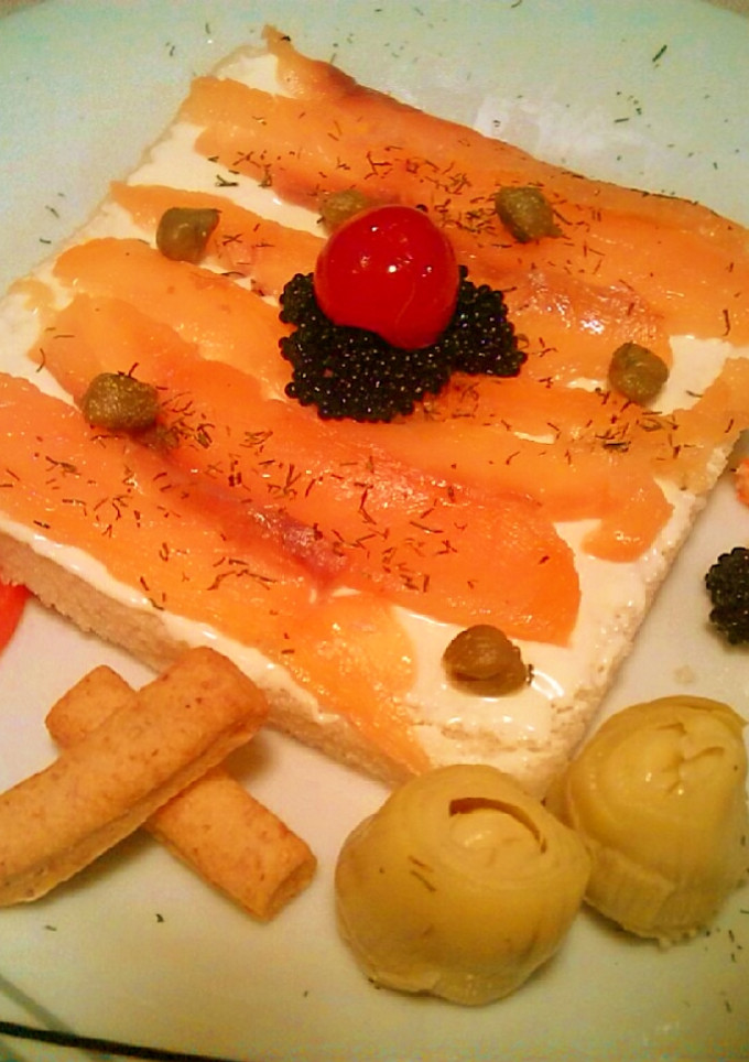 Una foto de Tosta con queso crema y salmón ahumado