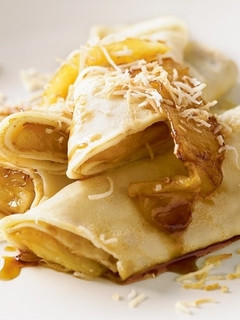 Una foto de Crepes de piña y coco