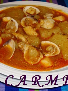 Una foto de Sepia con patatas y almejas