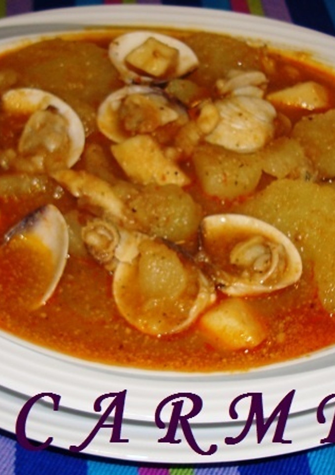 Una foto de Sepia con patatas y almejas