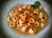 Una foto de salsa para tortellini de carne