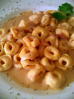 Una foto de Tortellini con salsa caruso