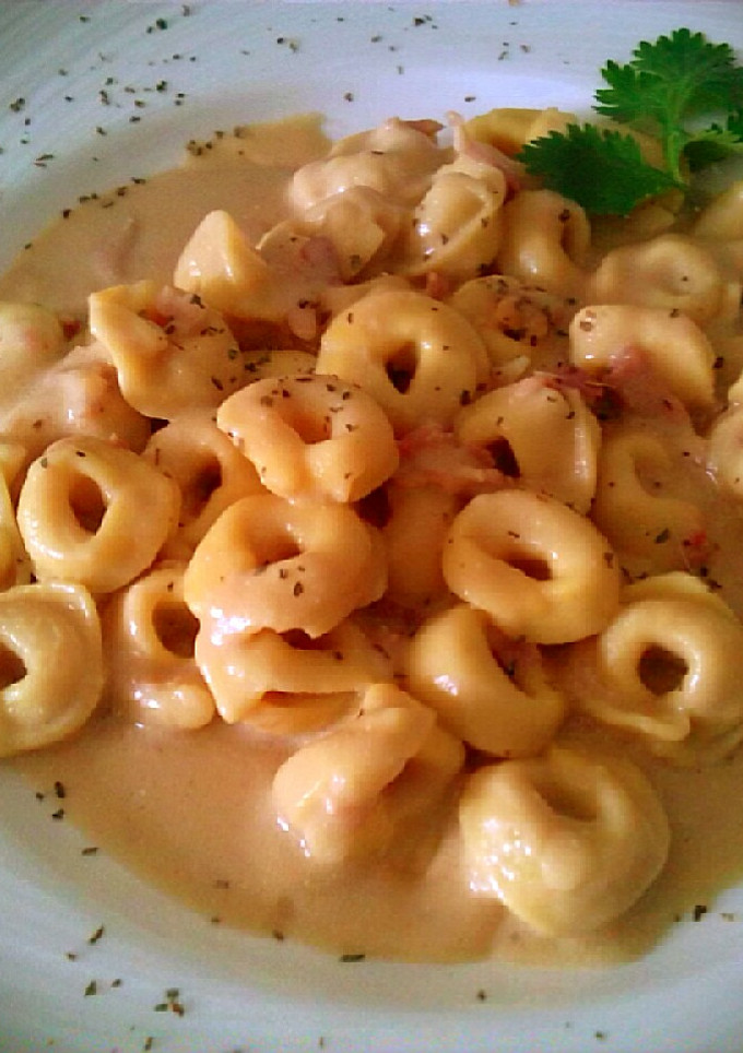Una foto de Tortellini con salsa caruso