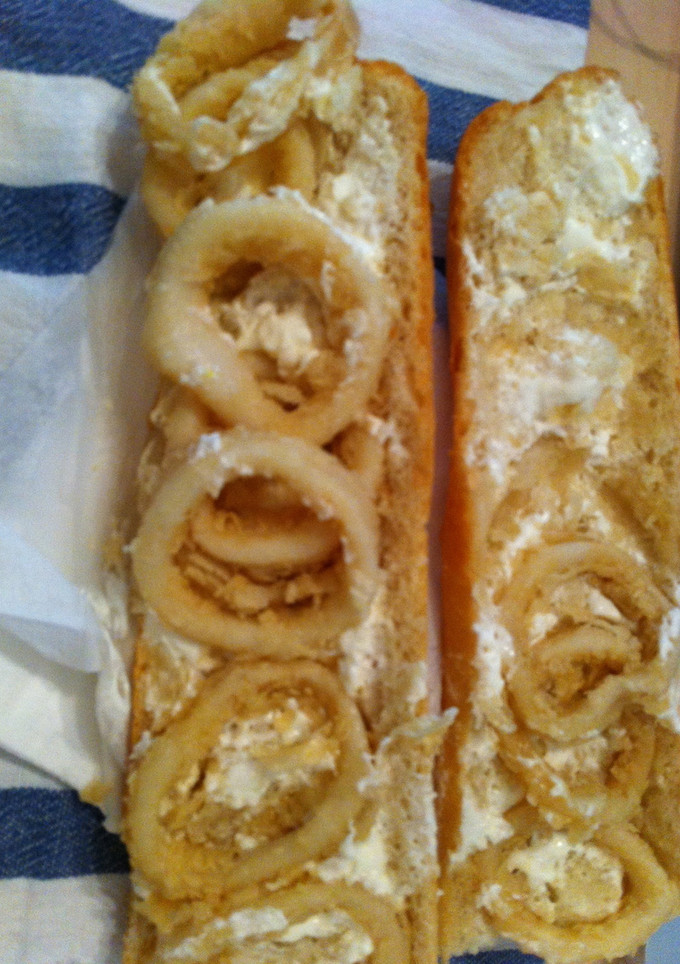 Una foto de Bocadillo de calamares 