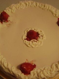 Una foto de Torta tres leches colombiana decorada con fresas