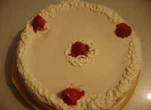 Una foto de Torta tres leches colombiana decorada con fresas