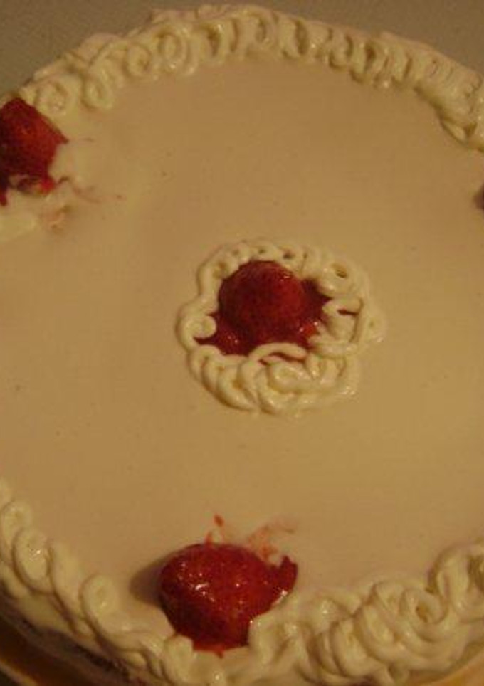 Una foto de Torta tres leches colombiana decorada con fresas