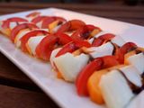 Ensalada de tomate, queso de cabra y melocotón