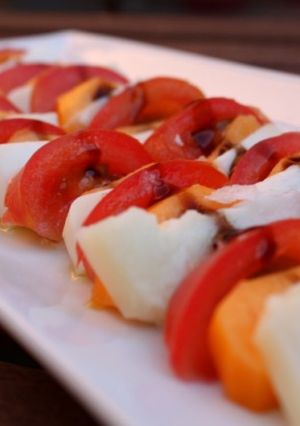 Una foto de Ensalada de tomate, queso de cabra y melocotón