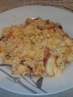 Una foto de Salteado de arroz con pulpo al ajillo