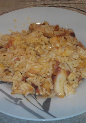 Una foto de Salteado de arroz con pulpo al ajillo