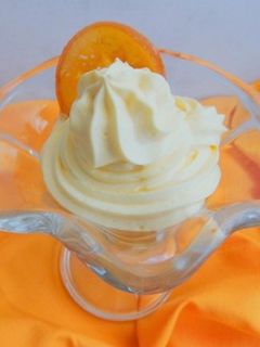 Una foto de Copa de crema de vainilla y piña