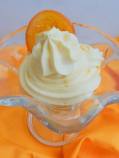 Una foto de Copa de crema de vainilla y piña