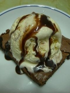 Una foto de Brownie con helado