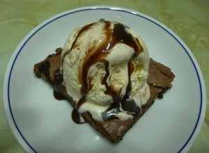 Una foto de Brownie con helado