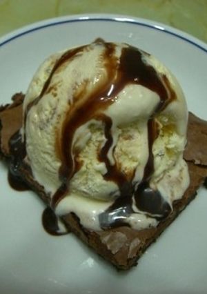 Una foto de Brownie con helado