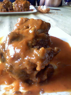 Una foto de Rabo de toro con vino blanco