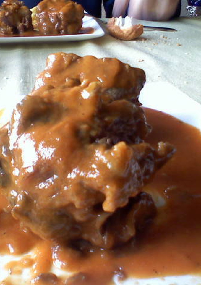 Una foto de Rabo de toro con vino blanco