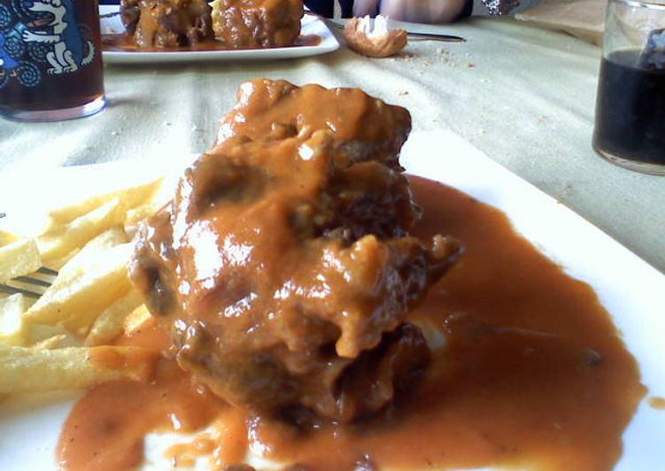 Rabo de toro con vino blanco