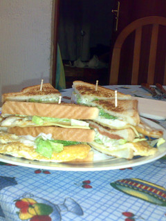 Una foto de Sándwich de pollo con tortilla francesa