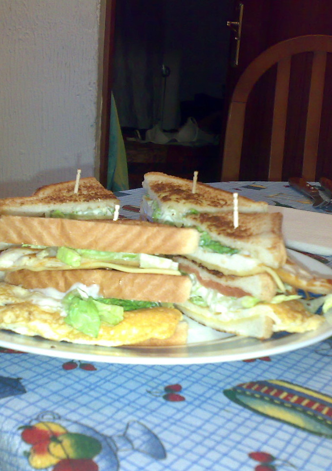 Una foto de Sándwich de pollo con tortilla francesa