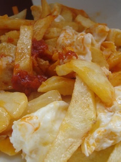 Una foto de Patatas fritas con huevos rotos al toque de sobrasada