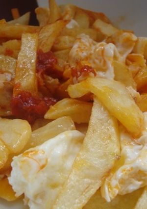 Una foto de Patatas fritas con huevos rotos al toque de sobrasada