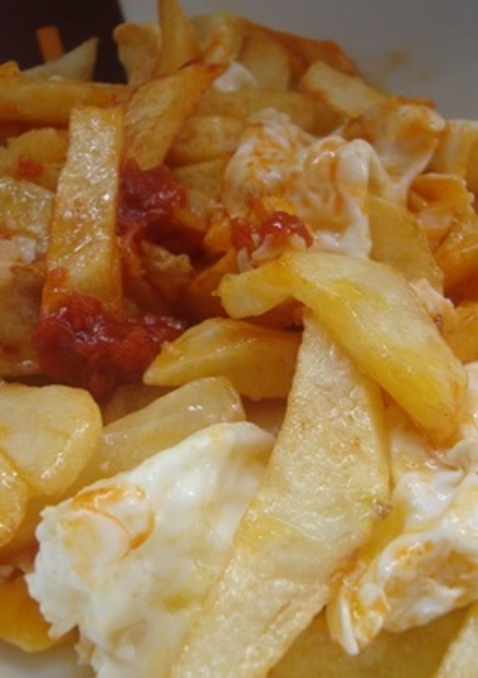 Una foto de Patatas fritas con huevos rotos al toque de sobrasada