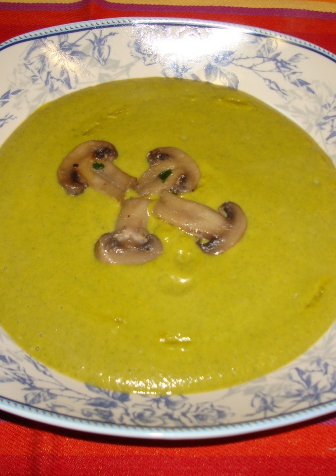 Una foto de Crema de brócoli con champiñones