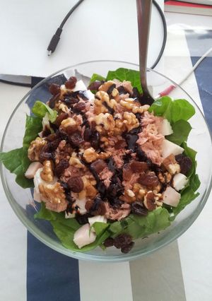 Foto principal de Ensalada de espinacas con atún, pavo y nueces