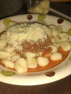 Una foto de Ñoquis de mandioca a la bolognesa
