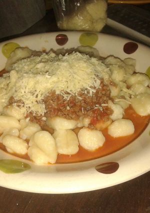 Una foto de Ñoquis de mandioca a la bolognesa