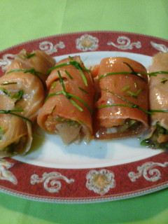 Una foto de Rollitos de salmón con pipirrana