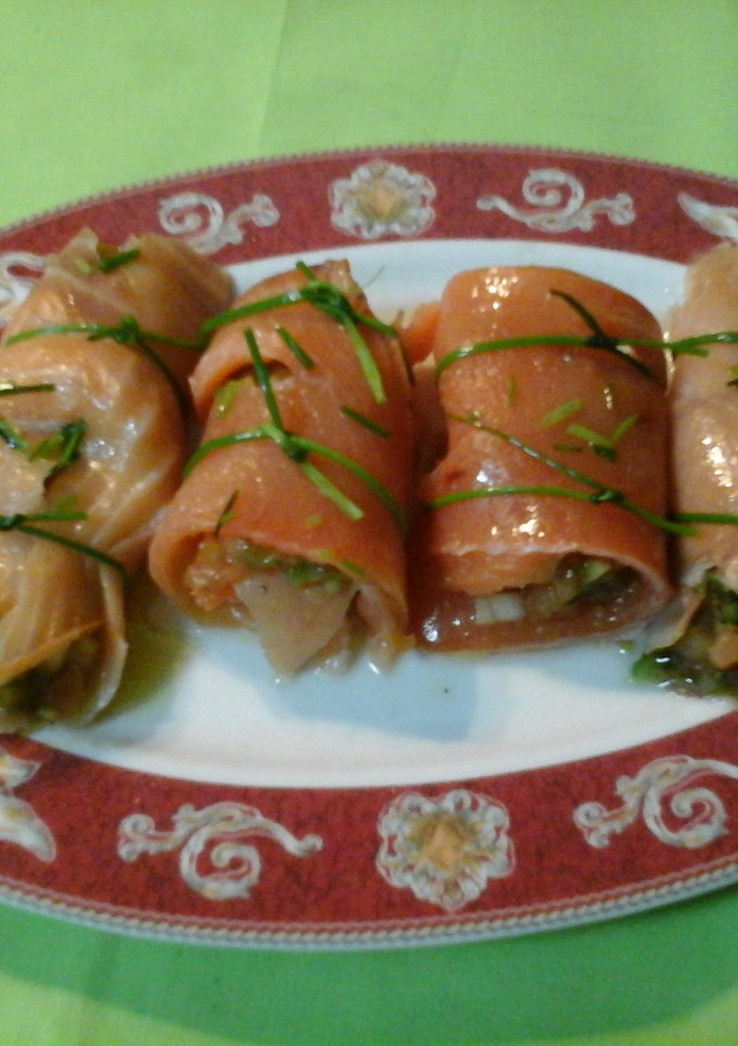 Una foto de Rollitos de salmón con pipirrana 
