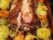Una foto de bondiola al horno con batata