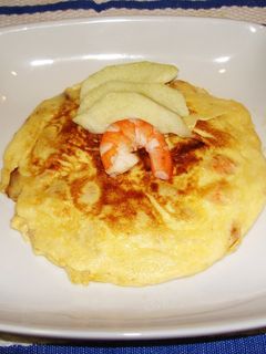 Una foto de Tortilla de manzana ácida y gambitas