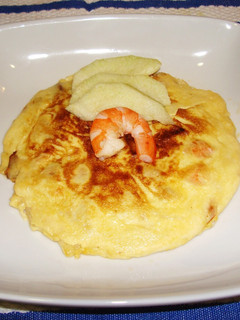 Una foto de Tortilla de manzana ácida y gambitas