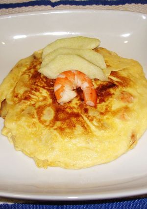 Una foto de Tortilla de manzana ácida y gambitas