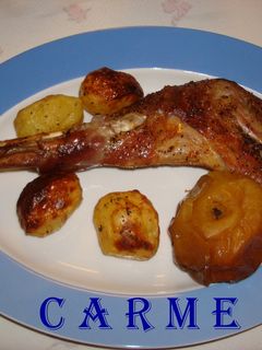 Una foto de Cabrito asado al horno, con patatitas y manzanas