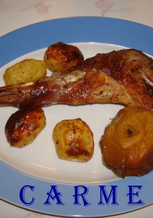 Una foto de Cabrito asado al horno, con patatitas y manzanas