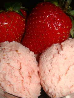 Una foto de Helado cremoso de frutillas