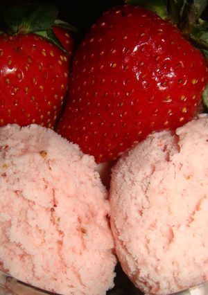 Una foto de Helado cremoso de frutillas